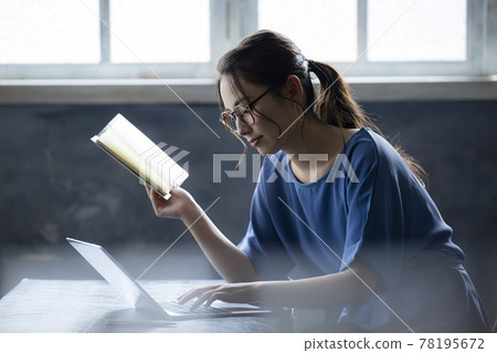女性遠程辦公個人計算機 78195672