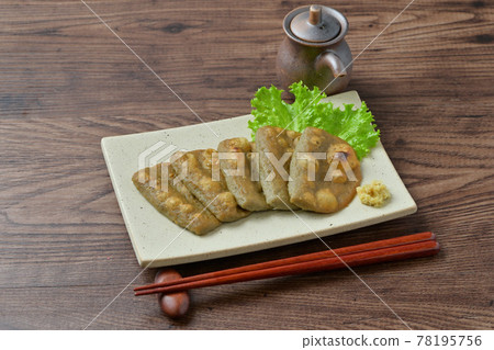 黑鍋、黑鍋、烤鍋。當地美食,當地美食。沙丁魚漢彭。 黑鍋、黑鍋、烤鍋。當地美食,當地美食。沙丁魚漢彭。 78195756