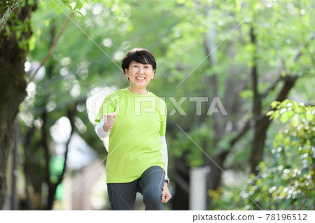 資深婦女新鮮的綠色步行跑 資深婦女新鮮的綠色步行跑 78196512