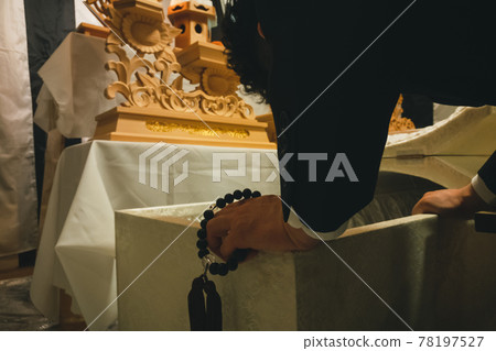 Face to face with the deceased Face to face with the deceased 78197527