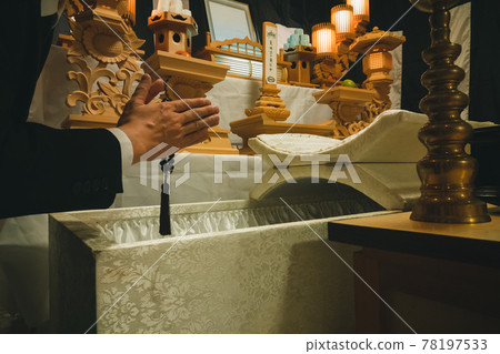 Face to face with the deceased 78197533