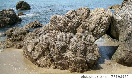 海岸上的小拱形岩石和大海 海岸上的小拱形岩石和大海 78198983