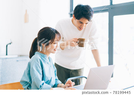 年輕夫婦一起看電腦 78199445