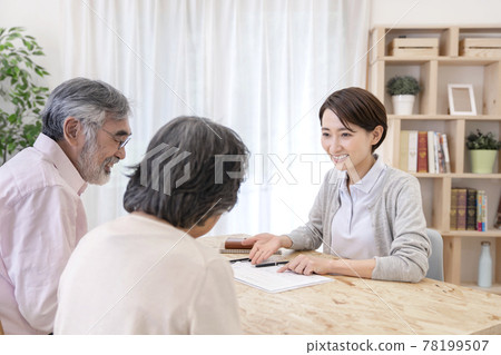 Care manager who conducts long-term care insurance certification survey Long-term care support specialist 78199507