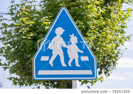 Blue pedestrian crossing sign 78201309