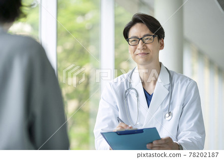 男醫生微笑著檢查 男醫生微笑著檢查 78202187