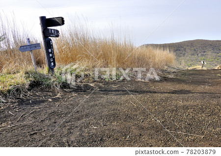 從明神山山頂眺望的三國山，古索邊境山脊的道路 78203879