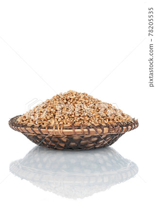 Heap of wheat grains in a wooden plate. Isolated 78205535