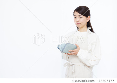 Housewife in her thirties who is in trouble with living expenses 78207577