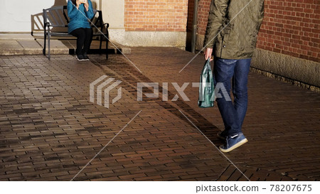 晚上在倉敷常春藤廣場後巷見面的男女 晚上在倉敷常春藤廣場後巷見面的男女 78207675