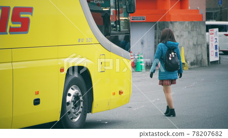 一個女人獨自旅行的背影 一個女人獨自旅行的背影 78207682