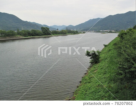 日本的河景:從萩橋看平靜的萩市和松本川 日本的河景:從萩橋看平靜的萩市和松本川 78207802
