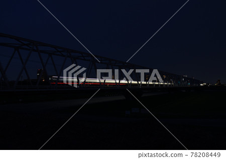 夜間在鐵橋上行駛的火車的燈光 夜間在鐵橋上行駛的火車的燈光 78208449