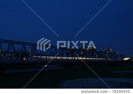夜間在鐵橋上行駛的火車的燈光 夜間在鐵橋上行駛的火車的燈光 78208450