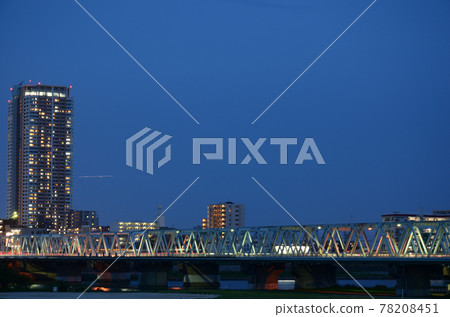 夜間在鐵橋上行駛的火車的燈光 夜間在鐵橋上行駛的火車的燈光 78208451