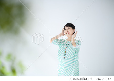 Senior women hair care beauty Senior women hair care beauty 78209052