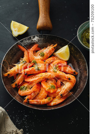 Shrimps with spices on pan 78209100