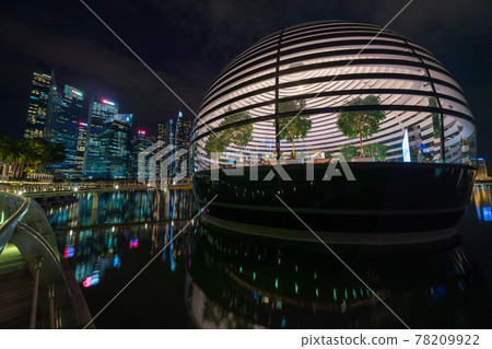 [Singapore view] Night view of Marina Bay and Apple Marina Bay Sands on the water 78209922