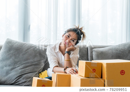 Asian women selling shopping online Asian women selling shopping online 78209951