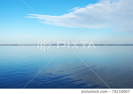 藍天白雲倒映在無風的平靜中海的表面，上下被橫向一個字母的由美浜分割的夢幻般的風景。 78210007