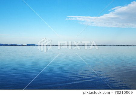 A fantastic landscape where the blue sky and white clouds are reflected on the surface of the calm Nakaumi with no wind and the top and bottom are divided by Yumigahama, which is a single letter horizontally. 78210009