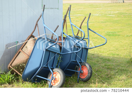 獨輪車靠在倉庫 78210444