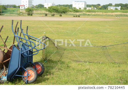 獨輪車靠在倉庫 78210445