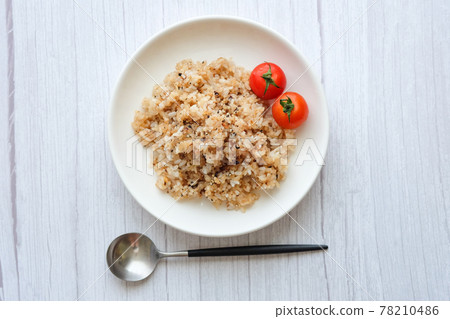 抓飯迷你番茄勺正上方白桌鳥瞰圖 抓飯迷你番茄勺正上方白桌鳥瞰圖 78210486