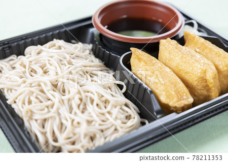 美味的日本蕎麥麵和稻荷壽司 78211353