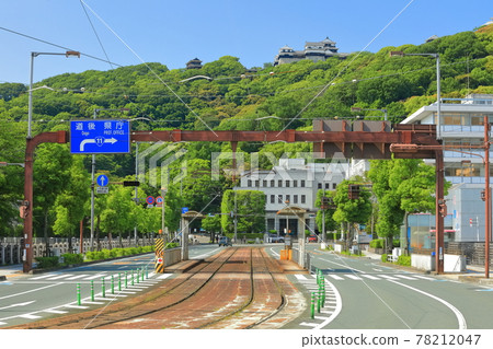 [愛媛縣] 伊予鐵電車和松山城 78212047