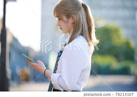 金發女高中生 金發女高中生 78213107