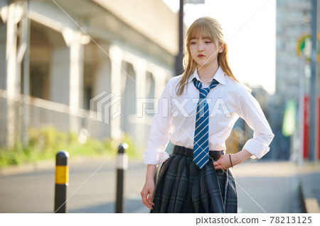 金發女高中生 金發女高中生 78213125