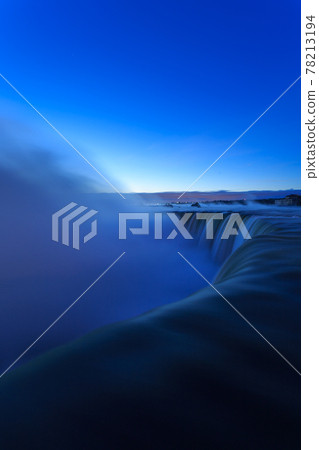 Canada_Niagara Falls at Dawn 78213194