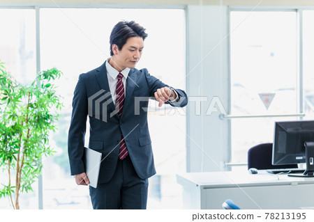 A young businessman 78213195