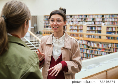 Friends talking in the library 78216874