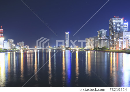 信濃川萬代橋和土岐展覽館夜景【新潟縣】 信濃川萬代橋和土岐展覽館夜景【新潟縣】 78219324