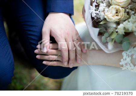 一對夫婦手牽著手，依sn在一起 78219370