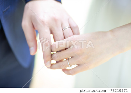 一對夫婦手牽著手，依sn在一起 78219371