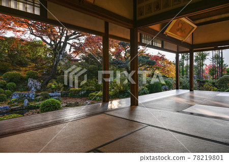 View the garden shining in the west from the autumn leaves of Uoyama Oharaji Temple and Jikkoin Temple View the garden shining in the west from the autumn leaves of Uoyama Oharaji Temple and Jikkoin Temple 78219801