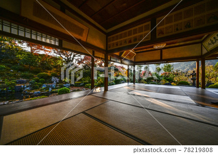 從魚山大原寺和直光院的秋葉眺望西面閃耀的庭園 78219808