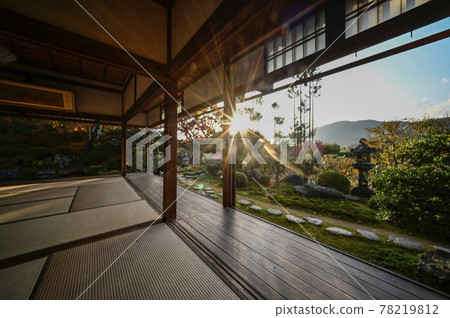 從魚山大原寺和直光院的秋葉眺望西面閃耀的庭園 從魚山大原寺和直光院的秋葉眺望西面閃耀的庭園 78219812