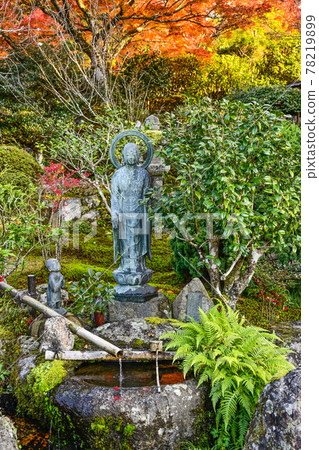 Uoyama Oharaji Temple in autumn colors, Jikko-in Temple Kannon Bodhisattva statue and child statue Uoyama Oharaji Temple in autumn colors, Jikko-in Temple Kannon Bodhisattva statue and child statue 78219899