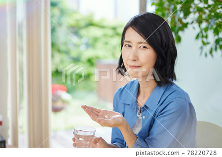 Middleweight drinking medicine Middleweight drinking medicine 78220728