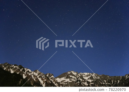 Starry sky in the direction of Hotaka mountain range in Kamikochi at night (high-sensitivity shooting) Starry sky in the direction of Hotaka mountain range in Kamikochi at night (high-sensitivity shooting) 78220970