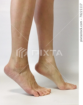 Women's feet Women's feet 78221117