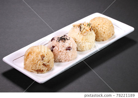 Three-color rice cake on the tray 78221189