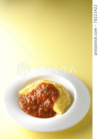 在黃色背景上用肉醬拍攝煎蛋捲飯 在黃色背景上用肉醬拍攝煎蛋捲飯 78221422