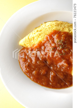 Shooting omelet rice with meat sauce on a yellow background (overhead view) Shooting omelet rice with meat sauce on a yellow background (overhead view) 78221473
