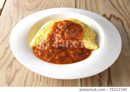 煎蛋飯或煎蛋,在木板上放肉醬 煎蛋飯或煎蛋,在木板上放肉醬 78221508