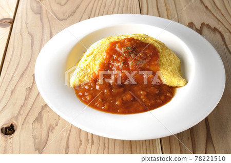 煎蛋飯或煎蛋，在木板上放肉醬 78221510